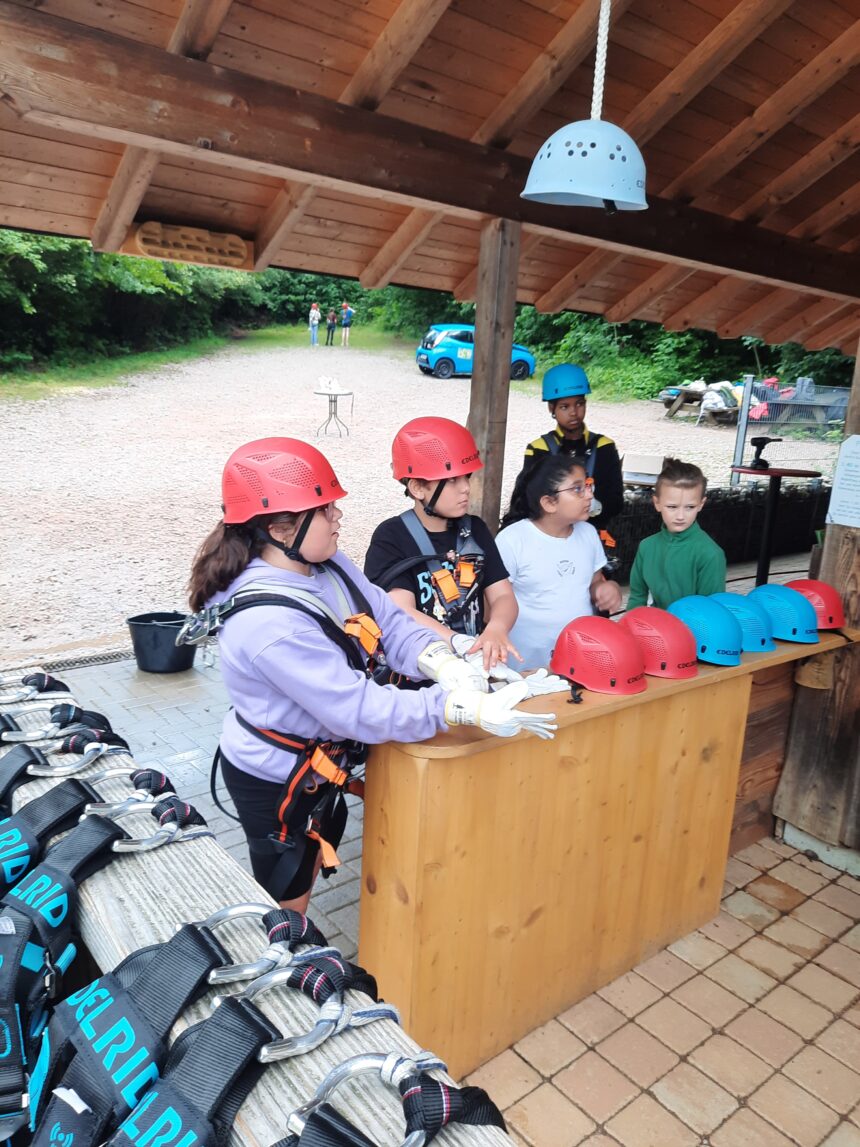 Schulhaus Mühlematt: Ausflug der Kleinklasse 2/3 in den Erlebniskletterwald Lörrach im Rahmen der Gesundheitsförderung